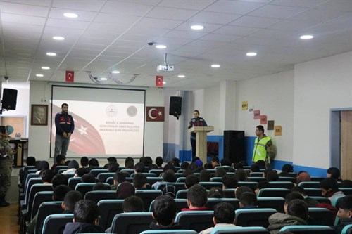 Bingöl Jandarması Siber Suçlar Hakkında Öğrencileri Bilinçlendiriyor