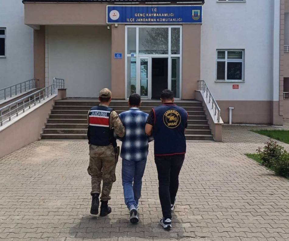 Jandarma İki Ayrı Suçtan Aranan Şahsı Yakaladı